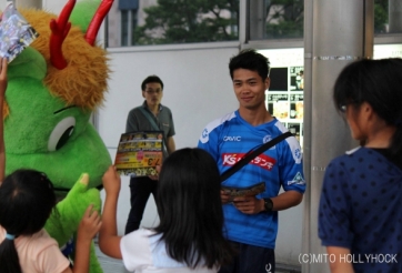 Công Phượng lại sang Nhật đi phát tờ rơi?