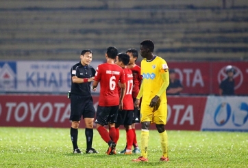 Trọng tài bất ngờ 'bẻ còi' vòng 23 V.League lĩnh án?
