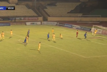 Đá với 10 người, Thanh Hóa vẫn đánh sập sân Vinh