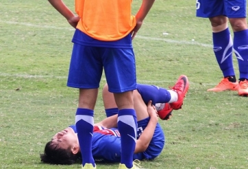 HLV Park Hang Seo: 'Vào bóng vừa phải thôi! Cẩn thận bạn mình đau đấy'