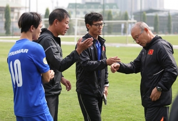 HLV Park Hang Seo gọi riêng Công Phượng ra góc sân để 'chỉnh đốn'