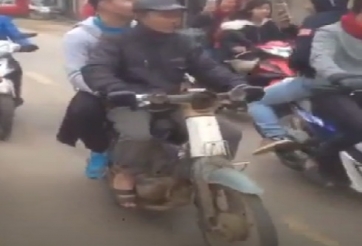 Từ chối ô tô sang chảnh, thủ môn U23 Việt Nam đi xe cà tàng cùng bố 