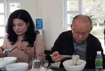 Lên phố Núi 'báo công', HLV Park Hang Seo được bầu Đức đãi đặc sản