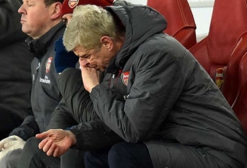 Thua sốc Brighton, HLV Wenger có bị Arsenal sa thải?