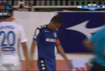 VIDEO: Anh Đức bỏ lỡ cơ hội ghi bàn thắng đầu tiên vào lưới HAGL