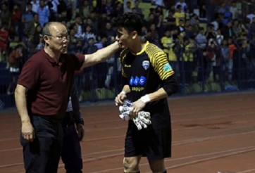 HLV Park Hang Seo trực tiếp xuống sân khen ngợi Bùi Tiến Dũng