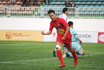 'Văn Toàn mới' lập công cho HAGL, sân Pleiku như nổ tung