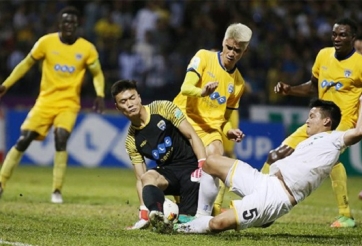 Thủ môn Tiến Dũng chơi như lên đồng trước SLNA