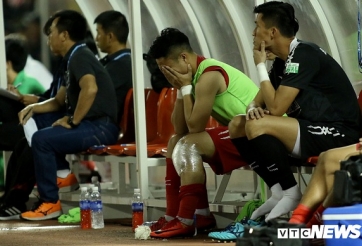 Công Vinh cúi đầu xin lỗi NHM, bom tấn ngồi ôm mặt khóc