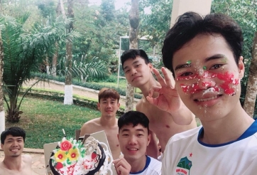 Văn Toàn bị Xuân Trường, Công Phượng 'úp sọt' 