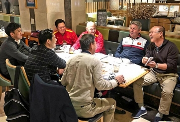 HLV Park Hang Seo cười nghiêng ngả ăn mừng chiến tích của U19 VN