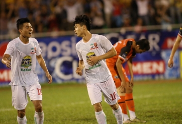 Sút pen như Balotelli, Công Phượng ghi bàn đầu tiên tại V.League