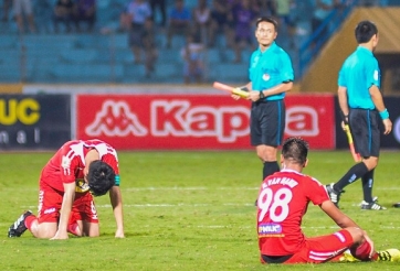 Văn Toàn chực khóc, Xuân Trường đổ gục xuống sân trong ngày HAGL bị loại