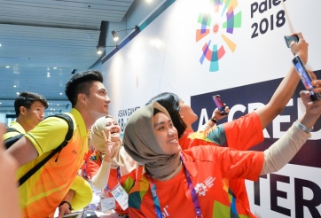 Các cầu thủ Olympic Việt Nam gây sốt trên đất Indonesia