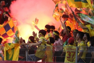 'Quýt làm cam chịu', Hà Nội FC bị phạt vì CĐV SLNA đốt pháo