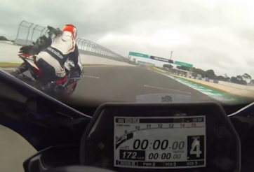 VIDEO: Hai tay đua MotoGP gặp tai nạn bất ngờ vì... chim