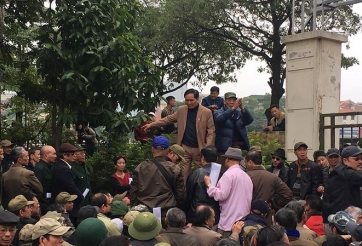 CĐV quá khích lao vào VFF ăn vạ, chửi bới đòi mua vé