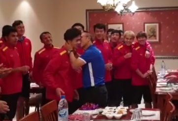 VIDEO: HLV Park Hang Seo ôm, hôn Công Phượng