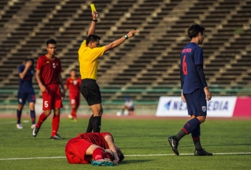 Cầu thủ Thái Lan bỏ bóng, đạp thẳng mặt tiền vệ U22 Việt Nam