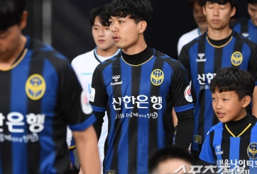 Công Phượng nổi bật dưới ống kính của PV Hàn Quốc