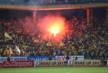 'Quýt làm cam chịu', Hà Nội bị phạt vì CĐV SLNA đốt pháo sáng