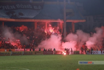 Hà Nội FC bị 'treo sân' Hàng Đẫy vì để CĐV Hải Phòng đốt pháo sáng