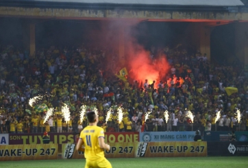 Viettel và SLNA nộp phạt vì để CĐV đốt pháo tại Hàng Đẫy