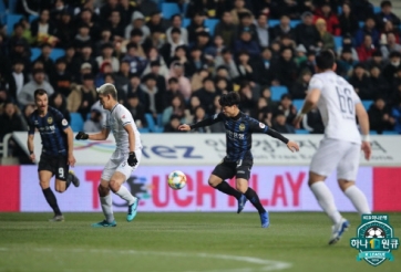 VIDEO: Màn trình diễn của Công Phượng trong ngày HLV Park dự khán