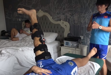 VIDEO: Hồng Duy tỉnh bơ nghe nhạc, kệ 'thần y' chữa trị cho Đình Trọng