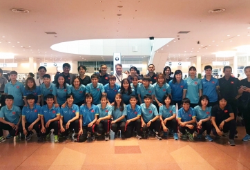 HLV Toshiya Miura ra tận sân bay đón tuyển Việt Nam sang Nhật tập huấn