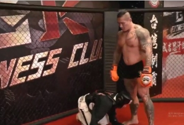 VIDEO: Thách đấu võ sĩ MMA, anh hùng bàn phím khóc lóc van xin thua