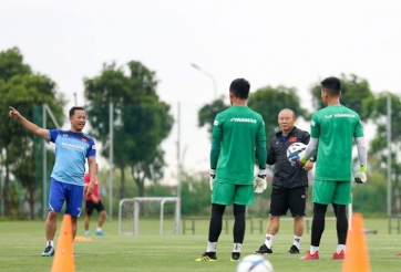 VIDEO: Thủ môn U22 Việt Nam trổ tài bắt penalty