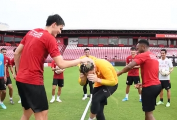 VIDEO: Văn Lâm bị cả đội Muangthong Utd đập trứng lên đầu