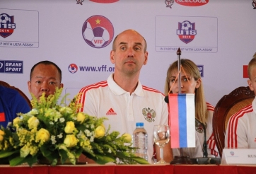 HLV Nga: 'Đội Việt Nam chơi kiểm soát bóng rất hay'