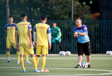 HLV Park đón khách đặc biệt trên sân tập U22 Việt Nam