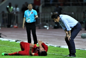 Chê học trò ông Park thiếu chuyên nghiệp, HLV Nishino 'tự tát vào mặt mình'