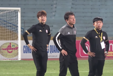 VIDEO: Trợ lý của HLV Chung Hae Seong bật khóc sau trận thua Hà Nội FC