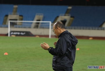 HLV Park Hang Seo cầu nguyện trước trận Việt Nam vs Thái Lan