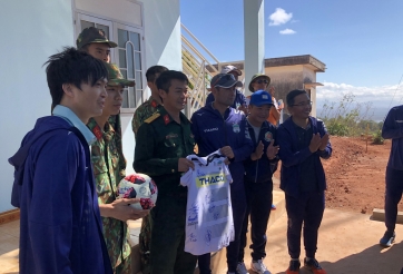 VIDEO: Cầu thủ HAGL hát '5 anh em trên một chiếc xe tăng'