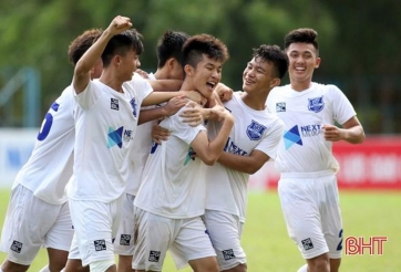 VIDEO: 'Truyền nhân của Văn Toàn' xử lý IQ vô cực khiến trọng tài việt vị