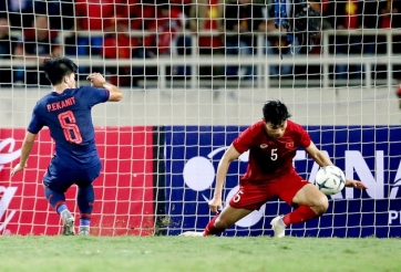 VIDEO: Pha cứu thua giúp Văn Hậu sánh ngang 2 huyền thoại MU