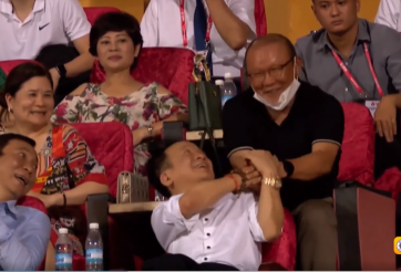 HLV Park 'tay bắt mặt mừng' chia vui cùng Bầu Hiển