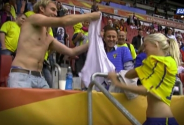 VIDEO: Nữ cầu thủ xinh đẹp 'lột đồ' tặng CĐV nam ngay trên sân