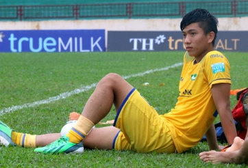 VIDEO: 'Thần y Hàn Quốc' kiểm tra chấn thương của Văn Đức ngay tại sân