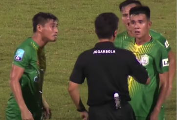 VIDEO: Trọng tài Việt Nam bị 'quây' sau bàn thắng gây tranh cãi