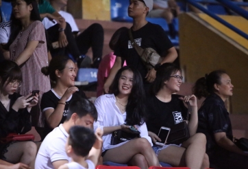 VIDEO: Bạn gái Quang Hải và Văn Hậu 'đọ sắc' tại Hàng Đẫy