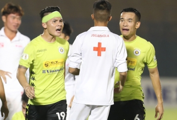 VIDEO: Cận cảnh tình huống Quang Hải xô xát với nhân viên y tế