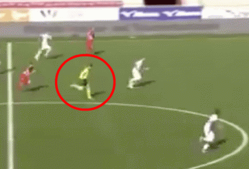 VIDEO: 22 cầu thủ 'ngã ngửa' với pha bứt tốc không tưởng của trọng tài chính