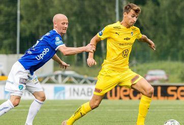 HI HỮU: Cầu thủ đứng bất động vẫn bị xà ngang 'bắt' phải ghi bàn