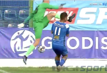 VIDEO: Thủ môn tự nhận ngu ngốc vì 'tấu hài cực mạnh'